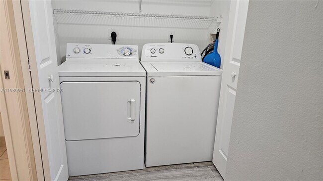 Building Photo - 8040 N Nob Hill Rd