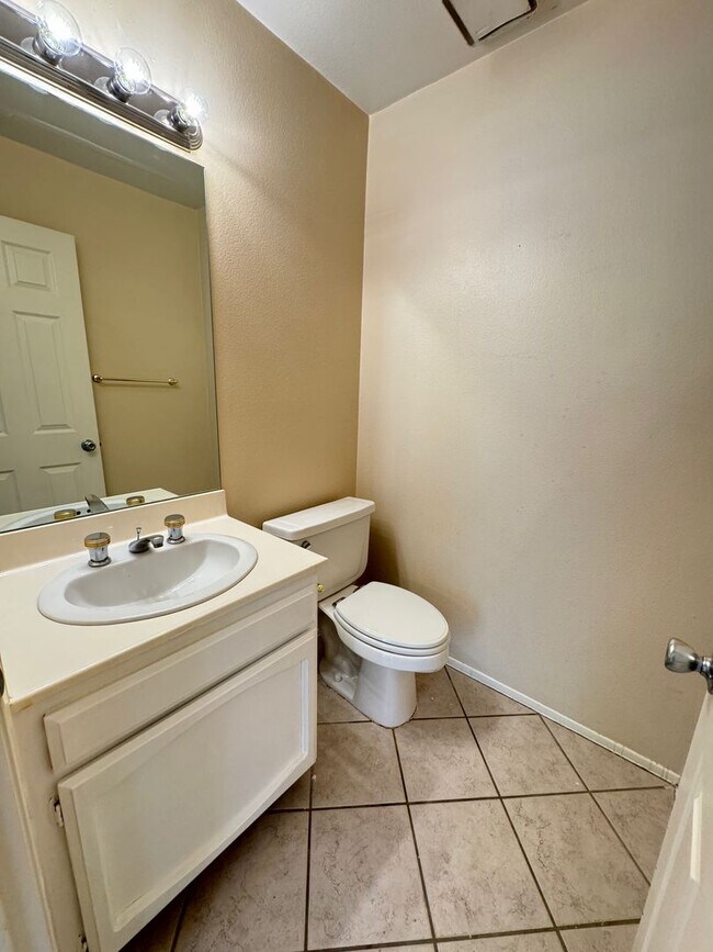 Building Photo - Large, end-unit townhome in the heart of Thousand Oaks