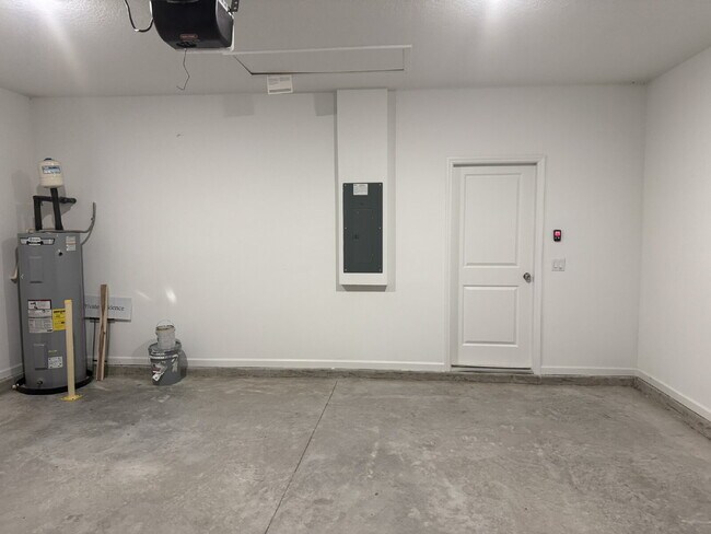 Building Photo - "Spacious 4-Bed Oasis with Granite Finishes & Guest Suite in Jacksonville!"