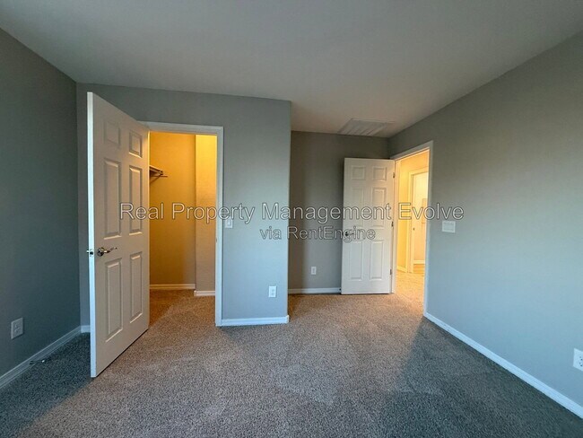 Building Photo - 5618 N 87th Dr