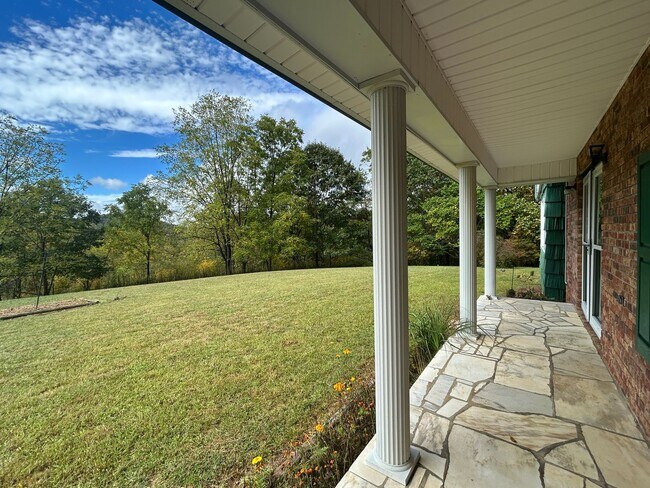 Building Photo - 4/2.5 in Beautiful Warrensville! Lots of S...