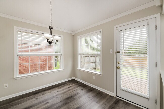 Building Photo - 490 Bruins Trce