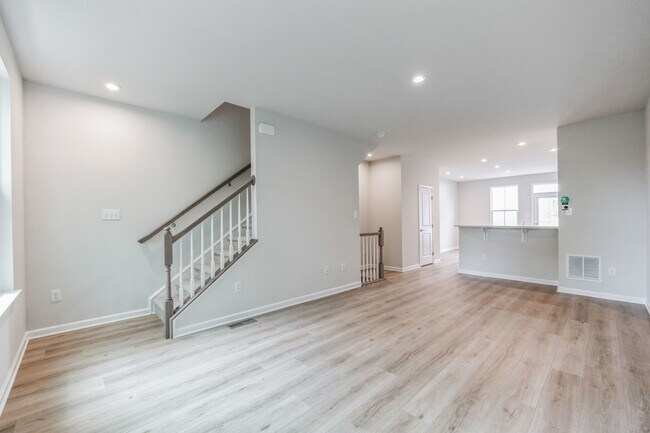 Building Photo - 28 Sidney Ln