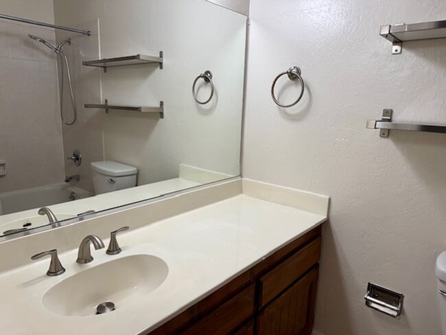 Building Photo - Upper level 2 bedroom 2 bath condo, laundry in unit!