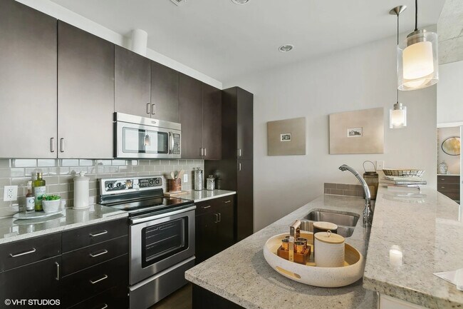 Building Photo - Luxury Meets Location – Prime 1 Bed Near H...