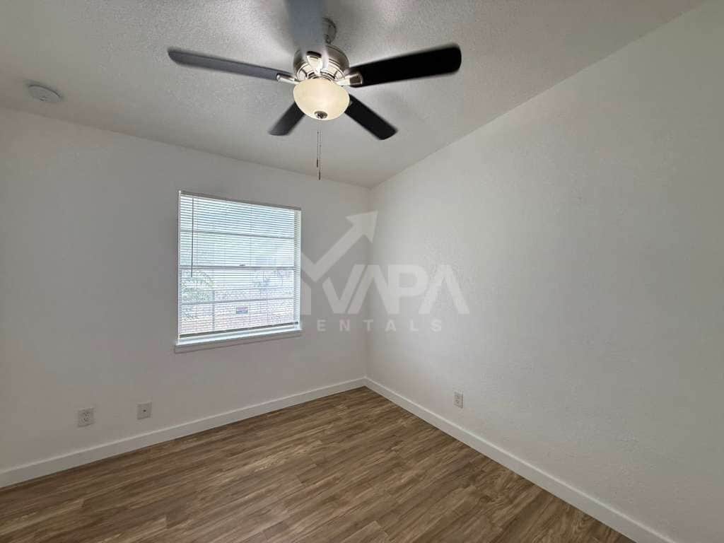 Building Photo - 518 Jamaica Dr