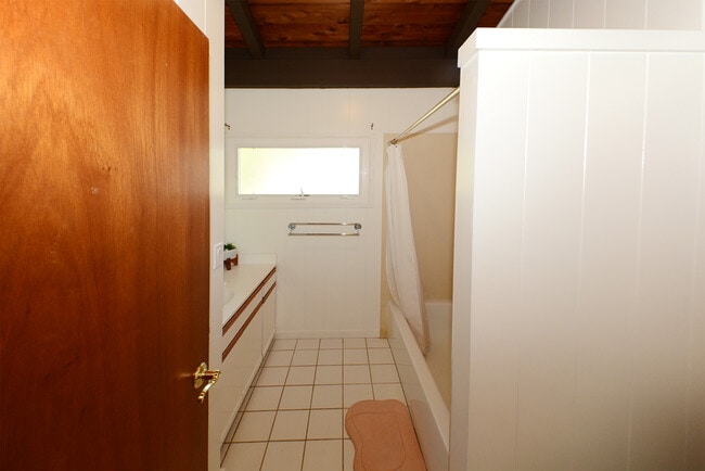 Building Photo - 2442 10th Ave