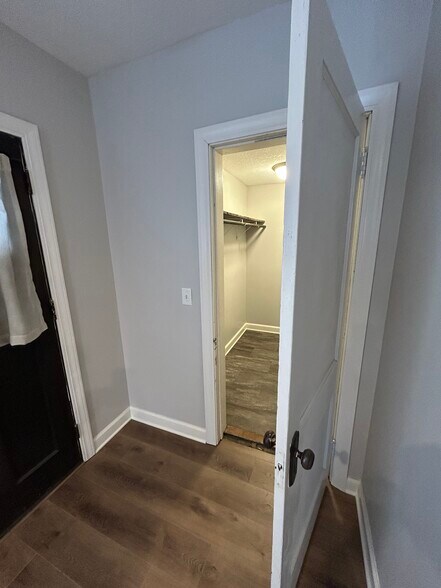 Building Photo - 950 29th Ave NE