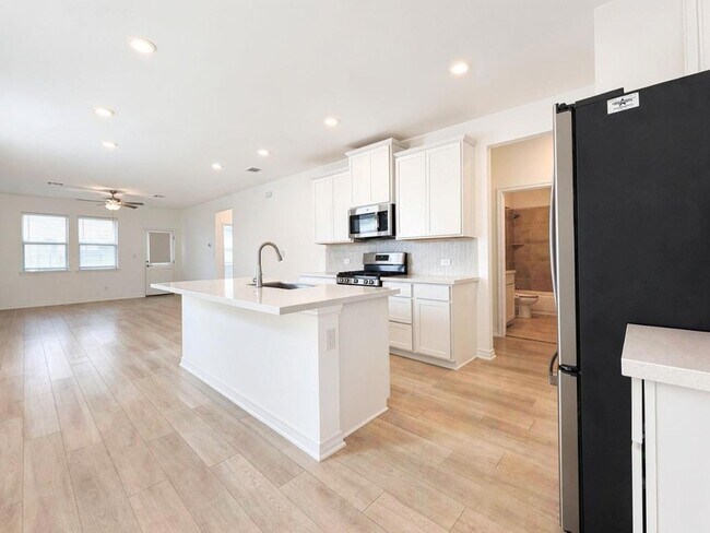 Building Photo - 366 Papaya Dr