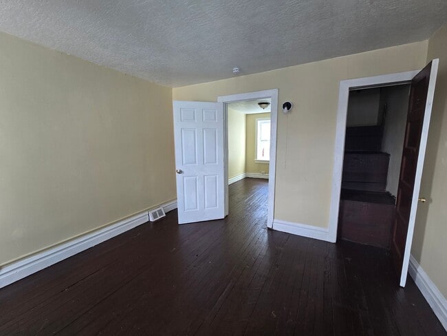 Building Photo - 528 N Jute St