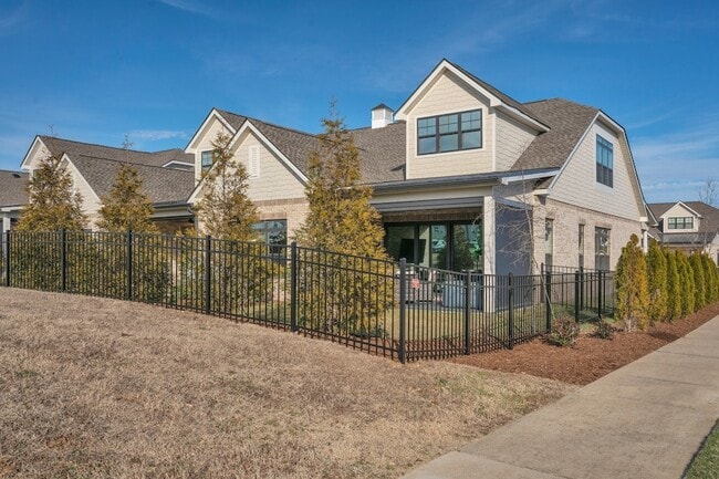 Building Photo - 1024 Club View Dr