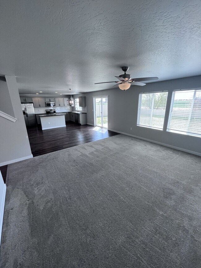 Building Photo - Central Located 4 bed 2.5 bath home