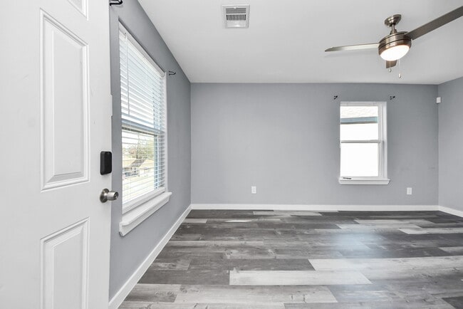 Building Photo - 618 Maple Way St