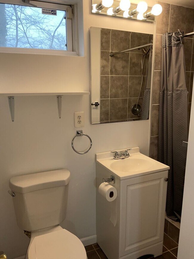 Building Photo - Fully updated 4BR 2BA single family brick home in Connecticut Ave Estates