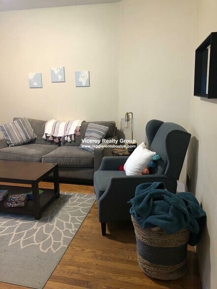 Building Photo - 861 E 1st St