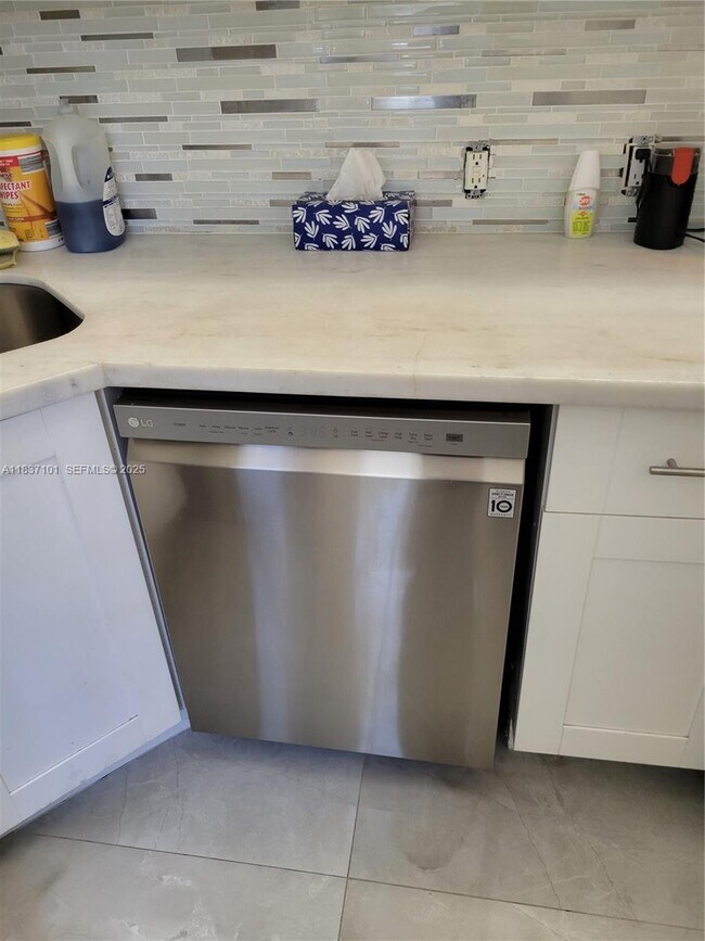 Building Photo - 3401 N Country Club Dr