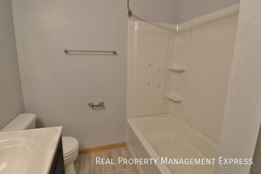 Building Photo - 3 Bedroom Duplex in Eastern Sioux Falls!