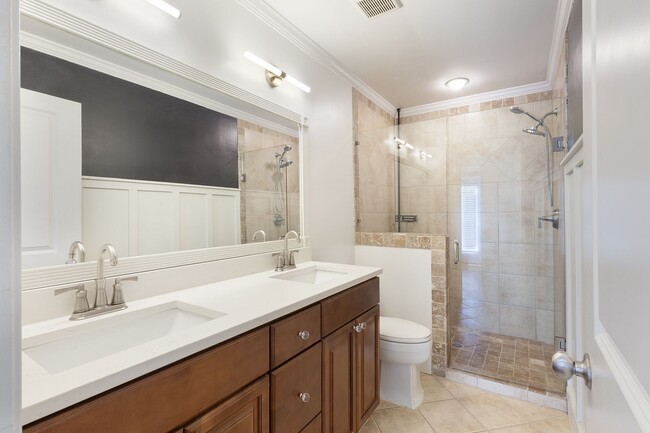 Building Photo - Updated 3/2 Bungalow w/ Large Backyard & M...