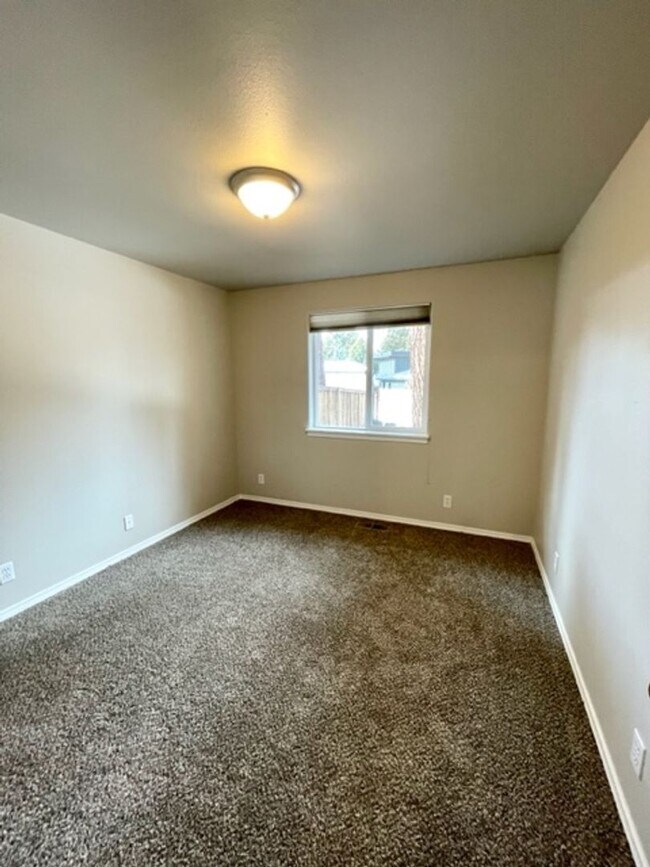 Building Photo - Beautiful 3 Bedroom Single Level home near Old Mill!