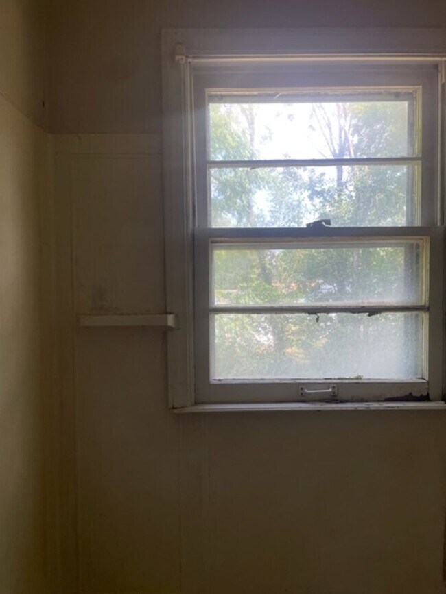 Building Photo - Three Bedroom One bathroom home for Rent