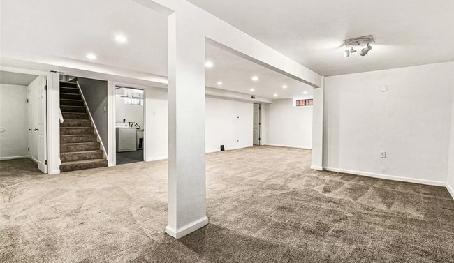 Building Photo - Furnished 3 bedroom 1 bathroom apartment