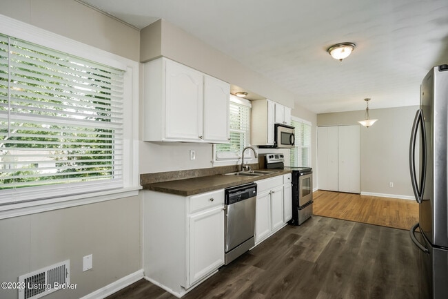 Building Photo - 9909 Lakewood Dr