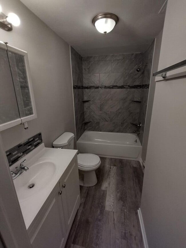 Building Photo - Cozy 3 bedroom and 2 full bath with in a huge duplex in Liberty off I -35.