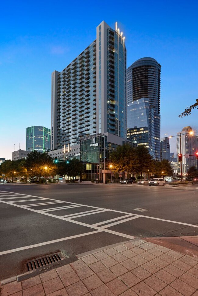 Building Photo - Gorgeous Two Bedroom Condo with Stunning Views of Buckhead!