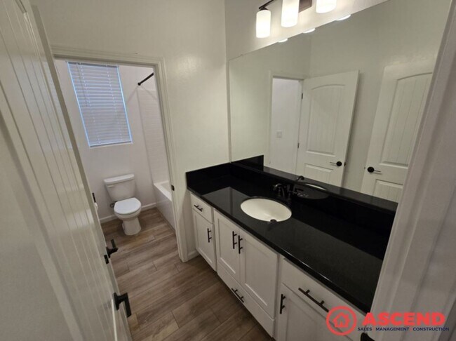 Building Photo - 15811 Santa Clara Ct