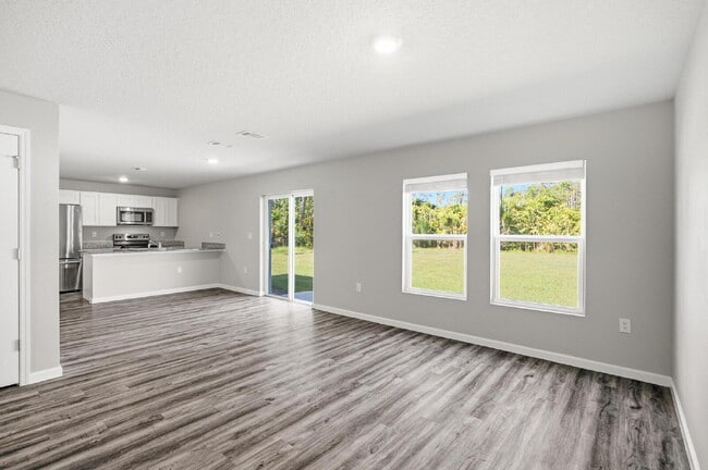 Building Photo - CENTRALLY LOCATED