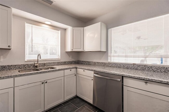 Building Photo - 11065 Waterford Ave