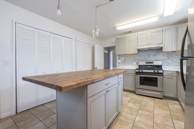 Building Photo - MOVE IN READY 3 Bedroom in Chesapeake!