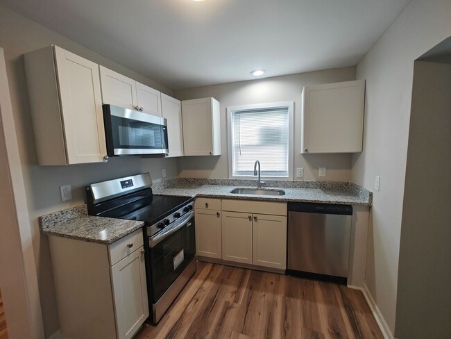 Building Photo - 2 bedroom home