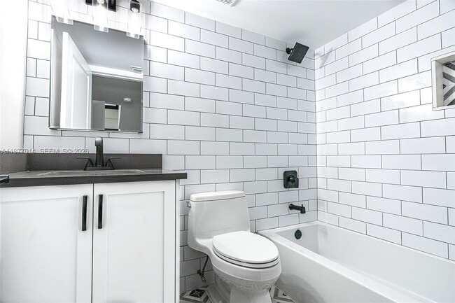 Building Photo - 1450 SE 3rd Ave