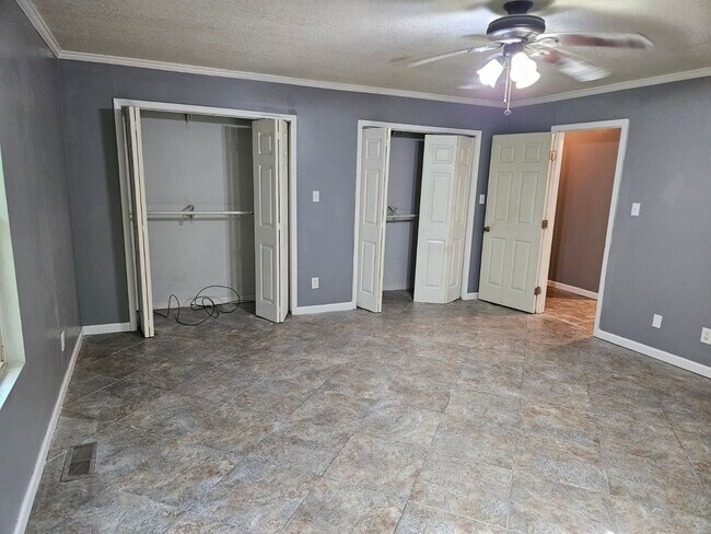 Building Photo - *Knoxville 37917 - FIVE bedroom, 2 bath newly remodeled home - Call Brad Croisdale (865) 805-9964