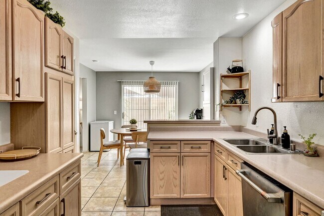 Building Photo - 2 Bedroom Condo w/ Patio & 1 Car Attached ...