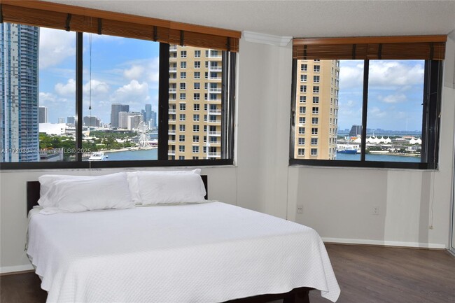 Building Photo - 540 Brickell Key Dr