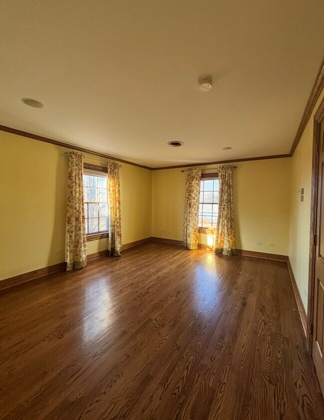 Building Photo - 310 N Prairie Ave