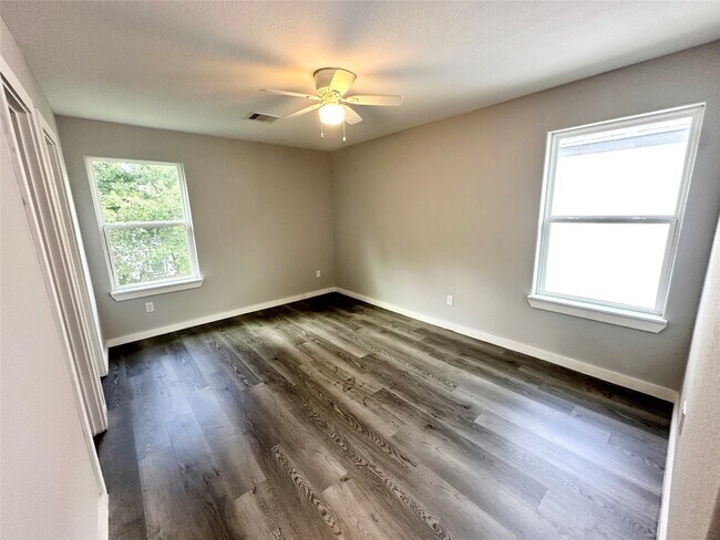 Building Photo - 8215 Crestview Dr