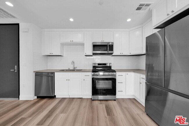 Building Photo - 667 Wilton Pl