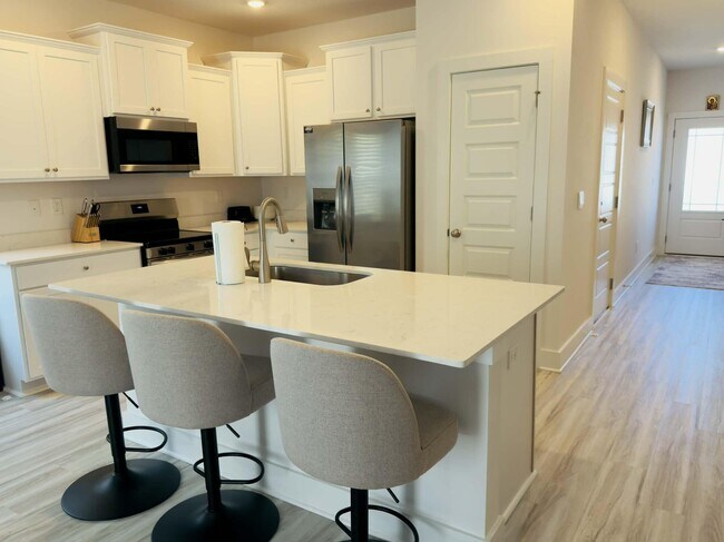 Building Photo - 40 Hawk St