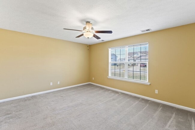 Building Photo - 3 bedroom 2 bath house for rent in abeautiful neighborhood.