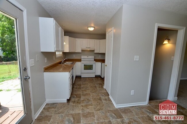 Building Photo - Excellent Des Moines Home