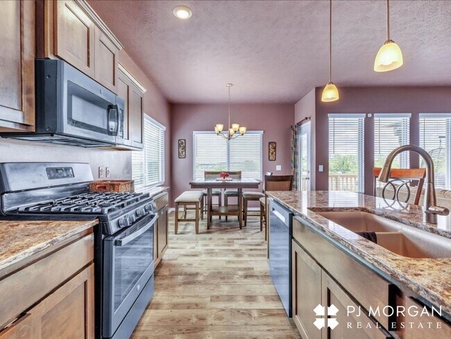 Building Photo - Beautiful 4 Bedroom, 3 Bathroom Home - Ren...