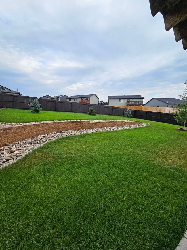 Building Photo - 3 BED | 2.5 BATH | SPLIT-FOYER HOME | DOUB...