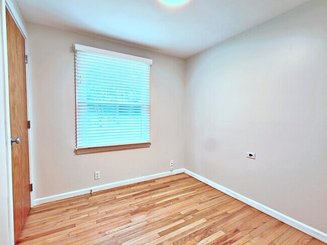 Building Photo - 12820 SW Edgewood St