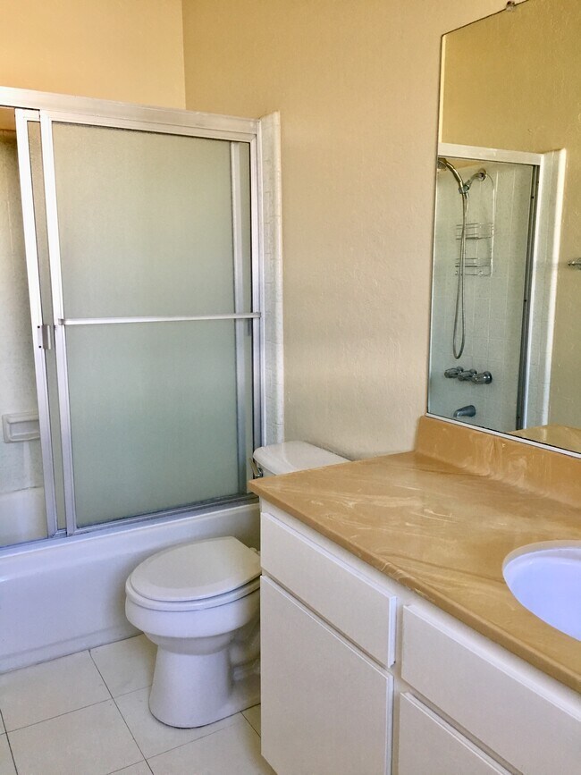 Building Photo - 1747 Barry Ave