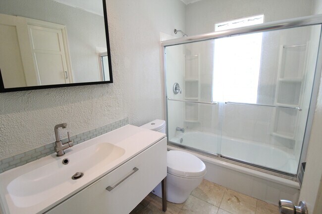 Building Photo - December FREE On This Updated 2 Bedroom 1 Bath Home in Roeland Park