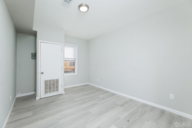 Building Photo - 8 E Green St