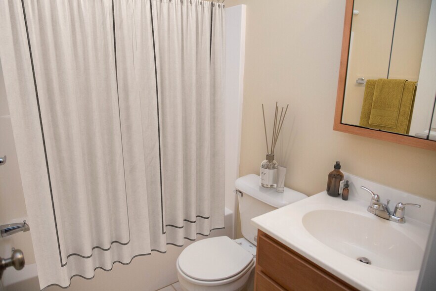 Second bath - 2678 Beverly Ave